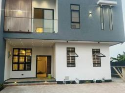 4 bedroom house for sale in Executives 4 Bedrooms House With Boys Qu